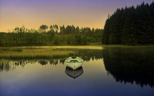 Một buổi chiều êm ả bên bờ hồ phẳng lặng, ảnh được chụp và chỉnh bằng app Meitu