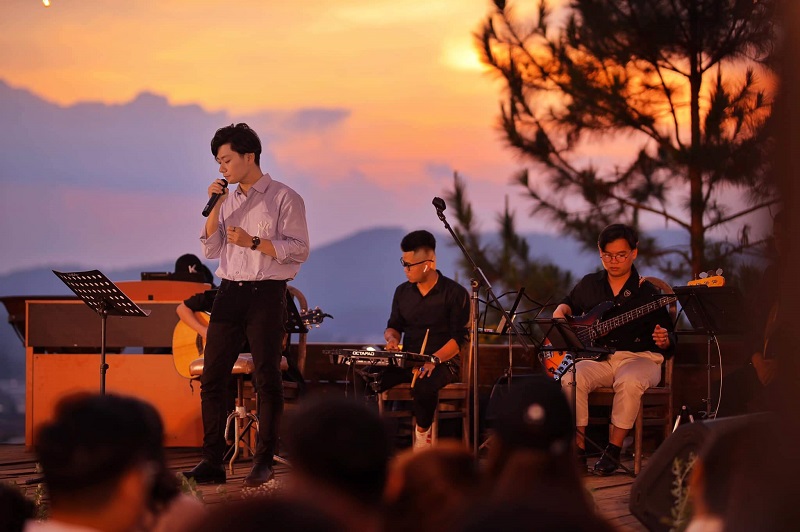 Thái Đinh hát tại Lululola