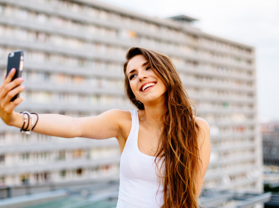 Nụ cười tự nhiên sẽ giúp bạn chụp ảnh selfie đẹp