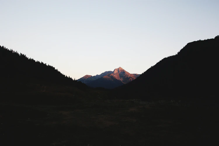 Bố cục trong chụp ảnh theo ánh sáng và tương phản trong bức tranh rừng và núi