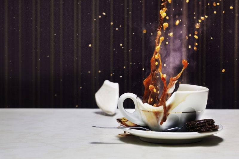 Chuyển động của tách cà phê vỡ là một chất liệu thích hợp để áp hiệu ứng slow motion