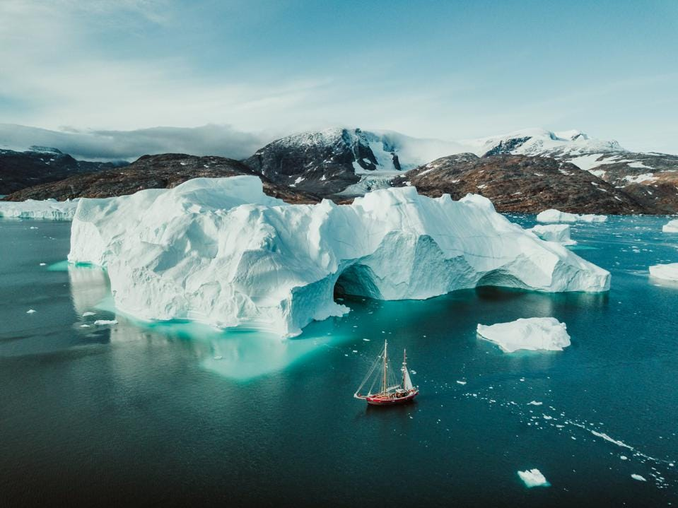 Đi thuyền qua các tảng băng trôi ở Greenland