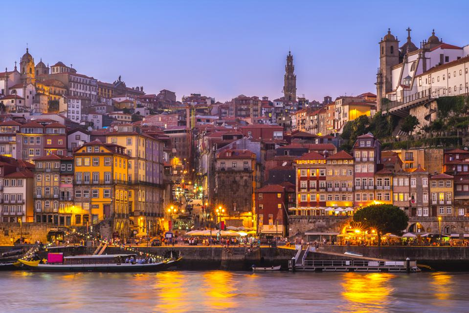 Một trong những địa điểm du lịch mới lạ mà bạn nên trải nghiệm chính là đất nước Bồ Đào Nha