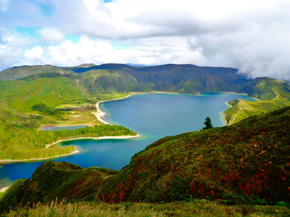 Cảnh quan của Lagoa do Fogo, nằm trên một miệng núi lửa cổ trên Đảo Sao Miguel thuộc Quần đảo Azores.