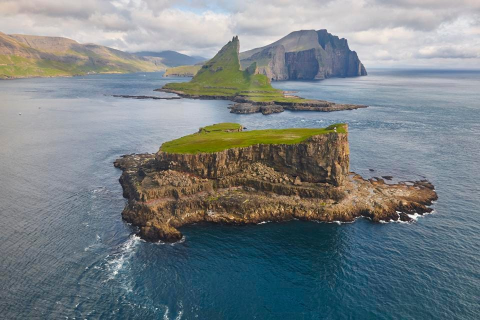 Đường bờ biển ấn tượng của quần đảo Faroe nhìn từ trực thăng