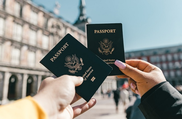Luôn chuẩn bị giấy tờ tùy thân hoặc passport bên mình khi đi du lịch ở bất kỳ nơi đâu