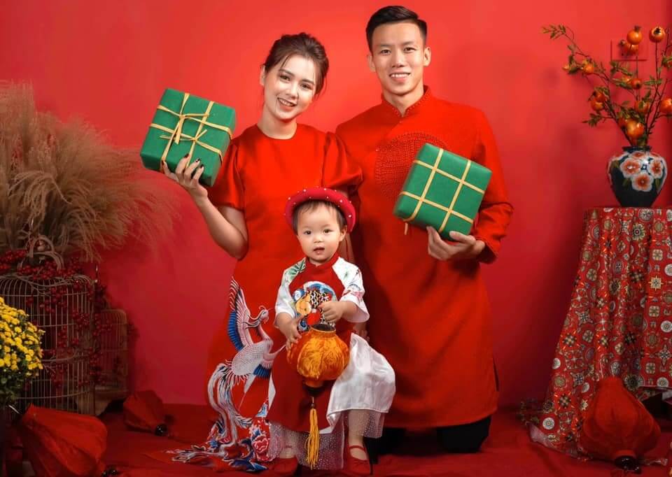 Gia đình đầm ấm, hạnh phúc trong sắc đỏ mùa Tết xuân