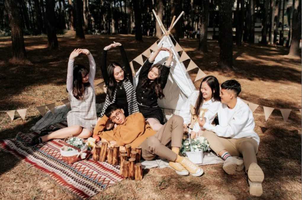 Quỳ trước nhóm bạn thân Hàn Quốc không ngại lăn lộn trèo cả lên cổ nhau để có tấm ảnh nhóm không đụng hàng