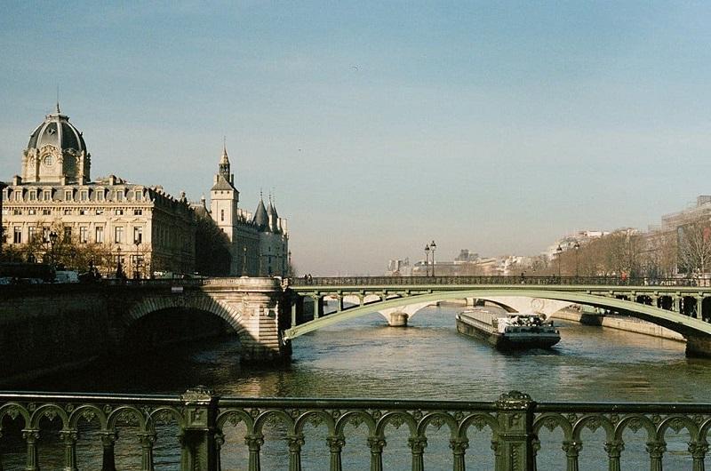 Chụp ảnh bầu trời, sông biển ấn tượng hơn qua Analog Film Paris