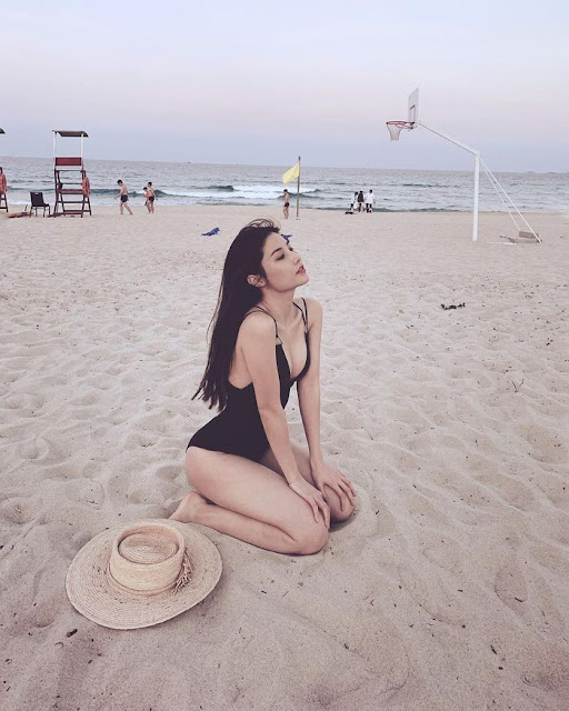 Chụp ảnh dáng ngồi trên bãi cát với bikini