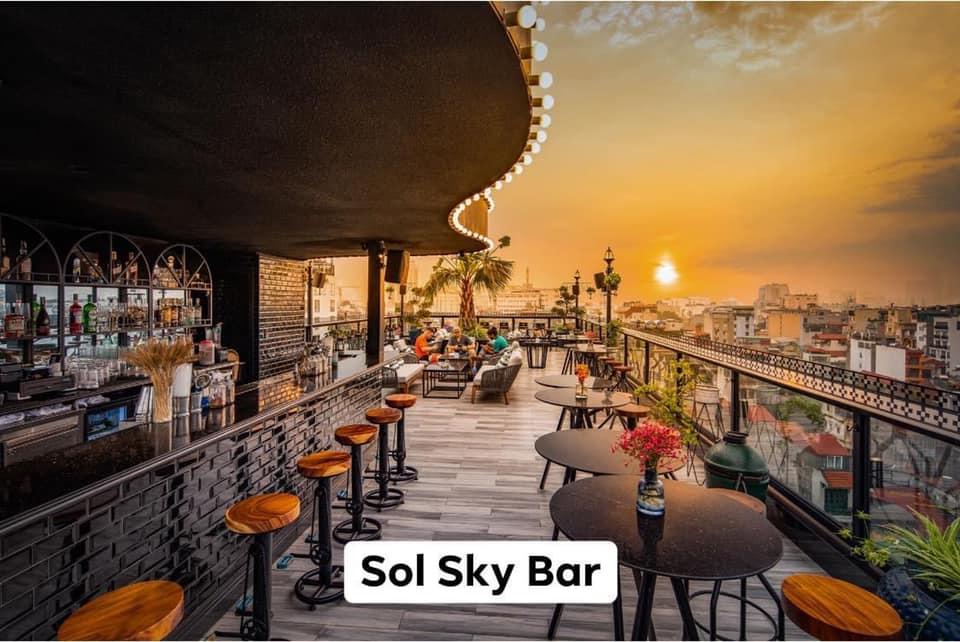 Sol Sky Bar là một roof bar nổi tiếng với vị trí đắc địa ngay tại Hồ Gươm