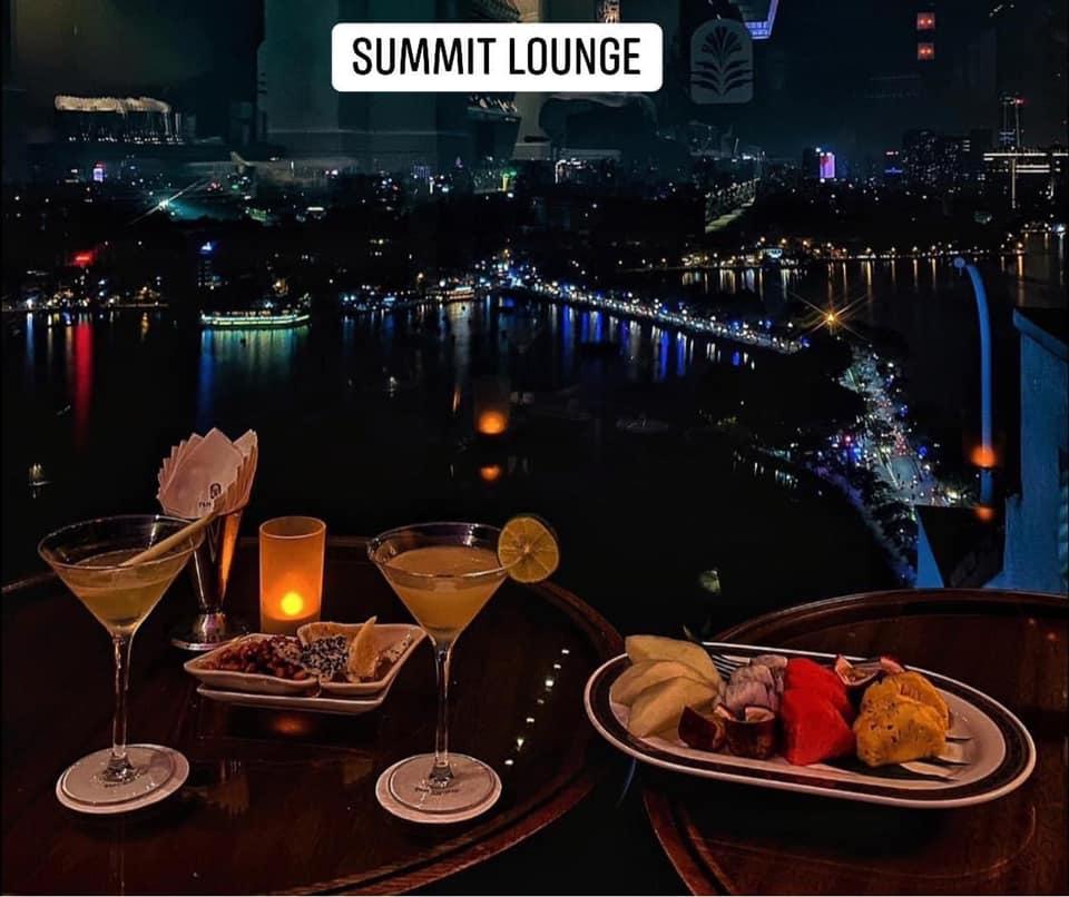 Summit Lounge với view tuyệt vời để bạn ngắm hoàng hôn từ trên cao