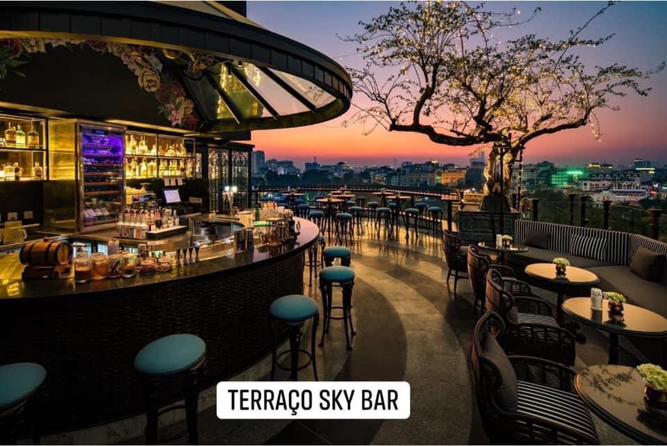 Terraco Sky Bar với không gian ngắm trọn vẹn Hồ Hoàn Kiếm