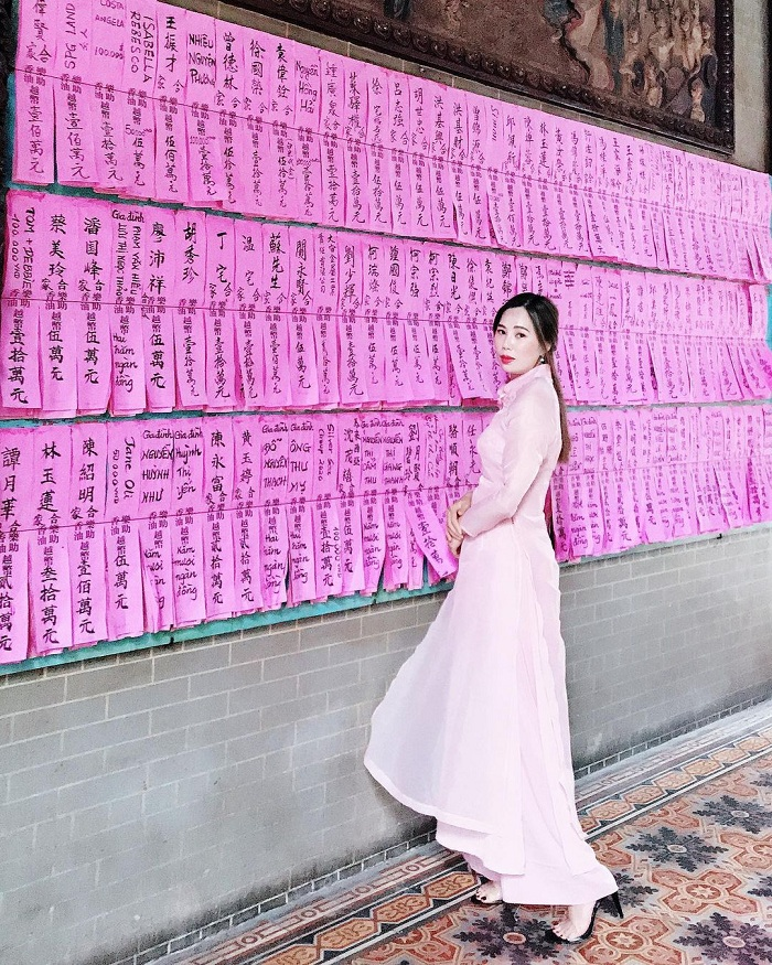 Bảng sớ màu hồng tại chùa Bà Thiên Hậu