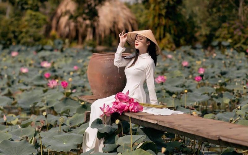 Hình ảnh người con gái Việt được khắc họa nổi bật giữa đầm sen