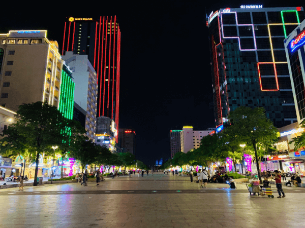 Phố đi bộ Nguyễn Huệ là điểm đến vui chơi về đêm của Sài Gòn