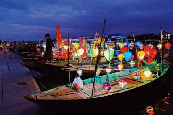 Những chiếc thuyền “lên đèn” khi màn đêm xuống