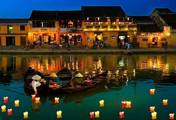 Thả đèn hoa đăng trên sông Hoài