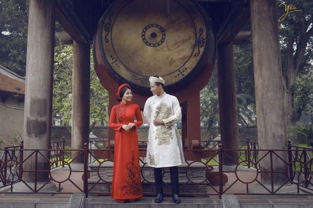 Cặp đôi chụp hình theo phong cách truyền thống tại Hà Nội