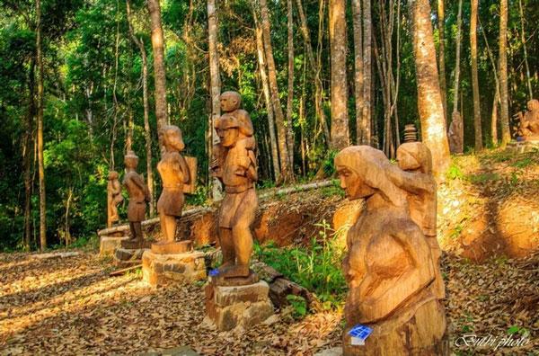 Những bức tượng gỗ tại đường vào thác Pa Sỹ