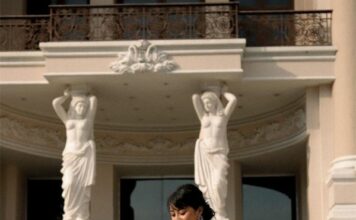 Sài Gòn là nơi phố thị phồn hoa thu hút được nhiều khách du lịch từ khắp nơi trong và ngoài nước. Những nơi đẹp ở Sài Gòn không chỉ đẹp về bề ngoài mà nó còn mang ý nghĩa sâu sắc của riêng mình. Khám phá ngay những địa điểm nổi tiếng bên dưới đây để có một trải nghiệm tuyệt vời nhất.
