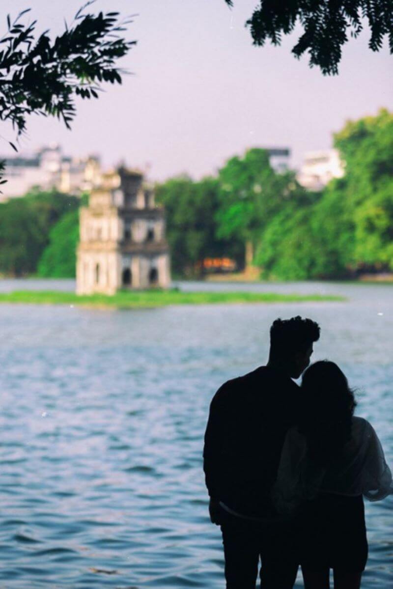Cặp đôi ngắm nhìn Hồ Gươm một cách bình yên