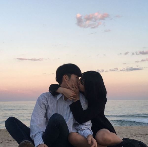 Nụ hôn rực rỡ của một cặp đôi trong ánh hoàng hôn biển
