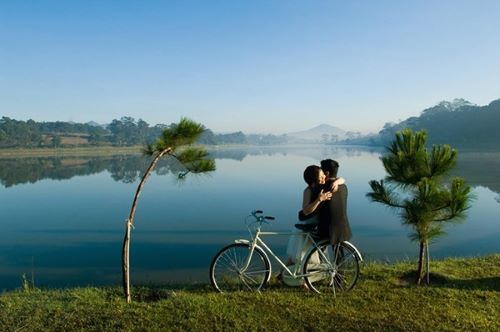 Buổi sáng yên bình tại một góc bờ hồ Xuân Hương