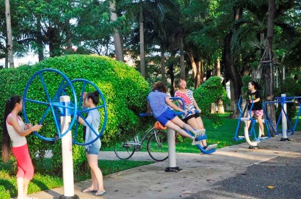 Tập thể dục và vui chơi tại công viên giúp bạn giảm stress hiệu quả