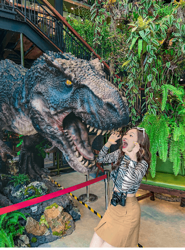Bạn khách tạo dáng cực nhí nhảnh bên mô hình khủng long tại T-rex coffee