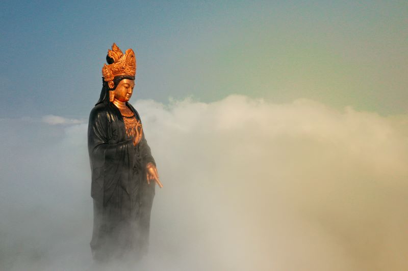 Tượng Phật Bà trong một ngày nhiều mây