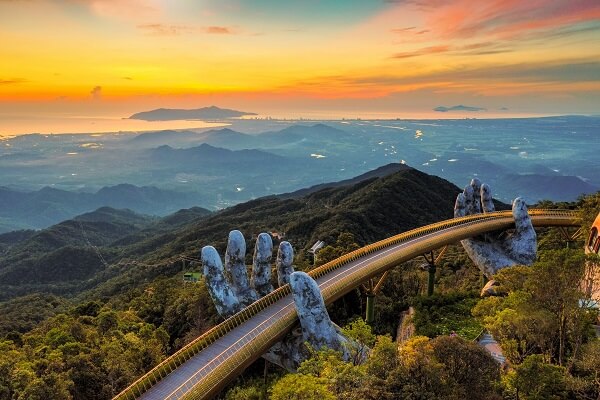 Cầu Vàng - một trong những nơi chụp ảnh đẹp được yêu thích nhất Đà Nẵng