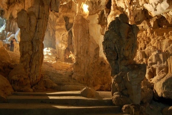 Khung cảnh huyền bí bên trong hang Nà Luồng