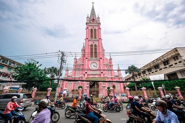 Nhà thờ màu hồng cực bắt mắt ở Sài Gòn