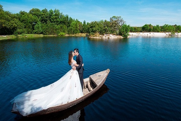 Chụp ảnh cưới ở hồ Thủy Tiên