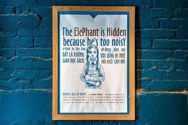 Bảng hiệu gây chú ý của Hidden Elephant