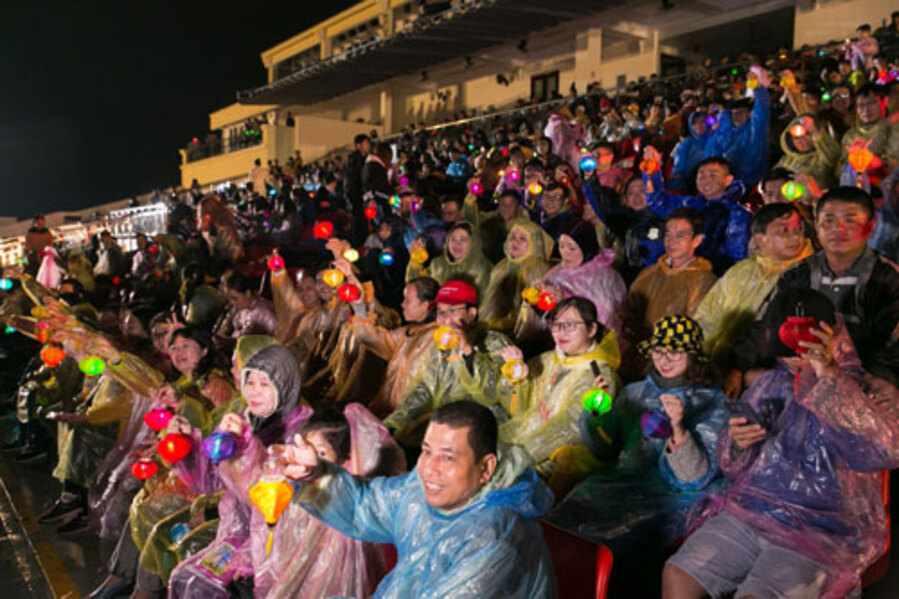 Trời mưa vẫn diễn, áo mưa luôn sẵn sàng cho bạn